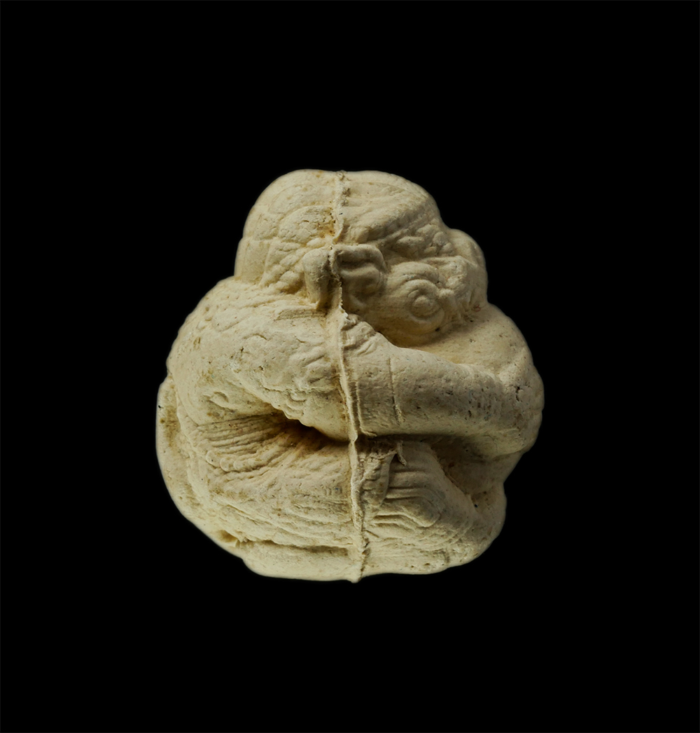 28Apr25 (6)bp.jpg - ลูกอมหนุมานครองโลก (เนื้อผงฝังโลหะ) หลวงปู่เกลี้ยง มนุญฺโญ (พระครูพิศิษฐชโลปการ) วัดเนินสุทธาวาส ชลบุรี จัดสร้างในปี 2545 หนุมานรุ่นนี้หลวงปู่เกลี้ยงไ [..] | https://kamulet.in.th